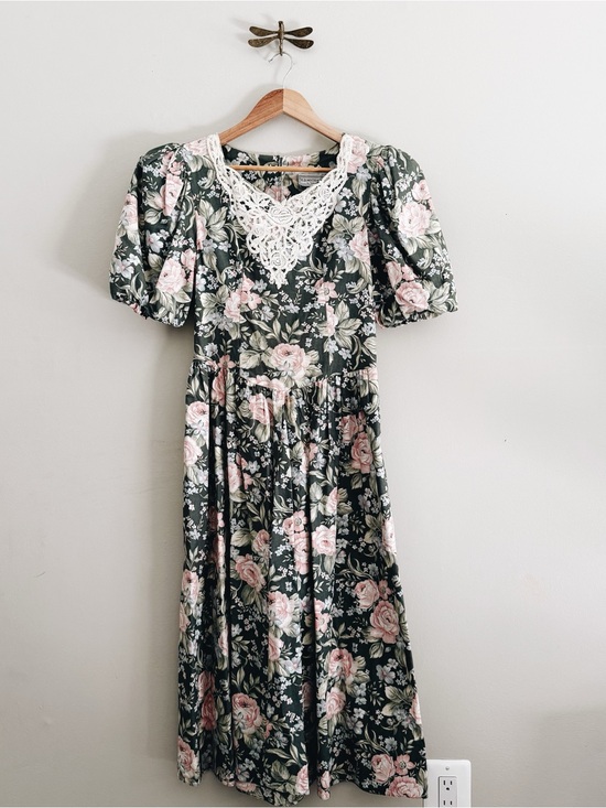 Vintage Dresses & Skirts - Vintage Cottagecore Floral Lace-Trim Puff Sleeve Midi Dress in Dark Green Small